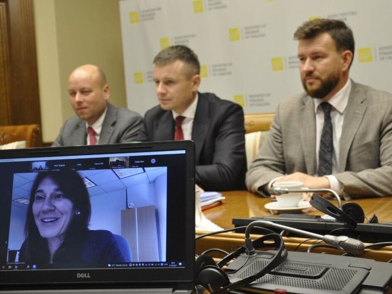 Марченко (за столом у центрі) сподівається, що під час роботи місії МВФ удасться розв’язати питання, "які ще залишилися на порядку денному"