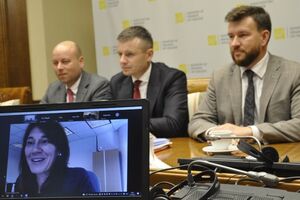 Марченко (за столом по центру) надеется, что во время работы миссии МВФ удастся решить вопросы, "которые еще остались на повестке дня"