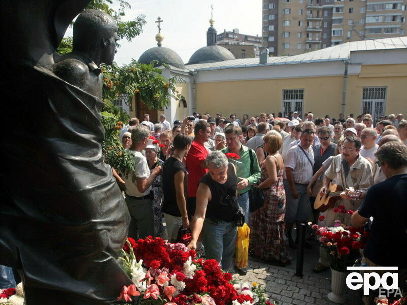 Висоцького поховано на Ваганьковському кладовищі Москви