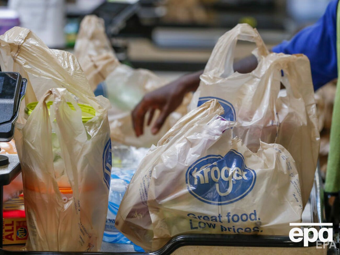 Подозреваемый был найден мертвым недалеко от супермаркета Kroger, в котором произошла стрельба, в полиции предполагают суицид