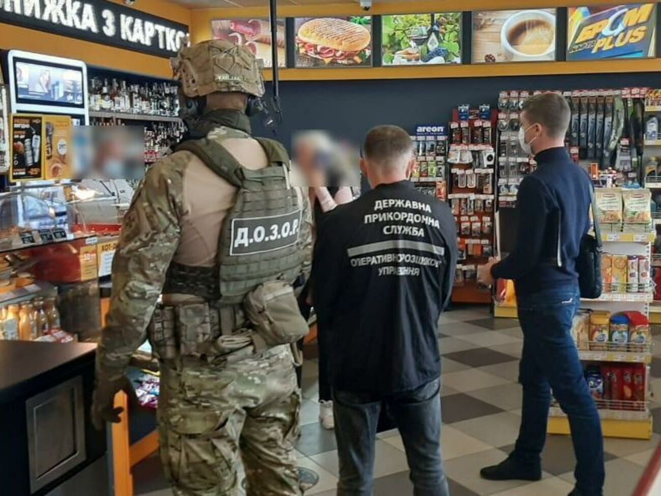 Обшуки проводили представники Державної прикордонної служби та Держфіскальної служби України