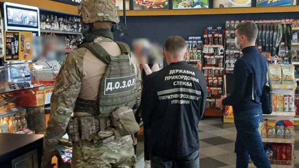 Обшуки проводили представники Державної прикордонної служби та Держфіскальної служби України