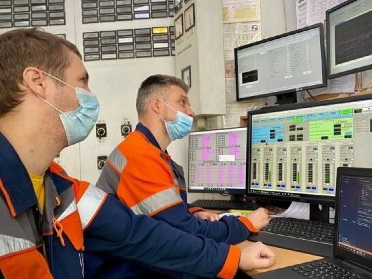 Скорость реагирования батареи на отклонение частоты составляет менее 0,1 секунды