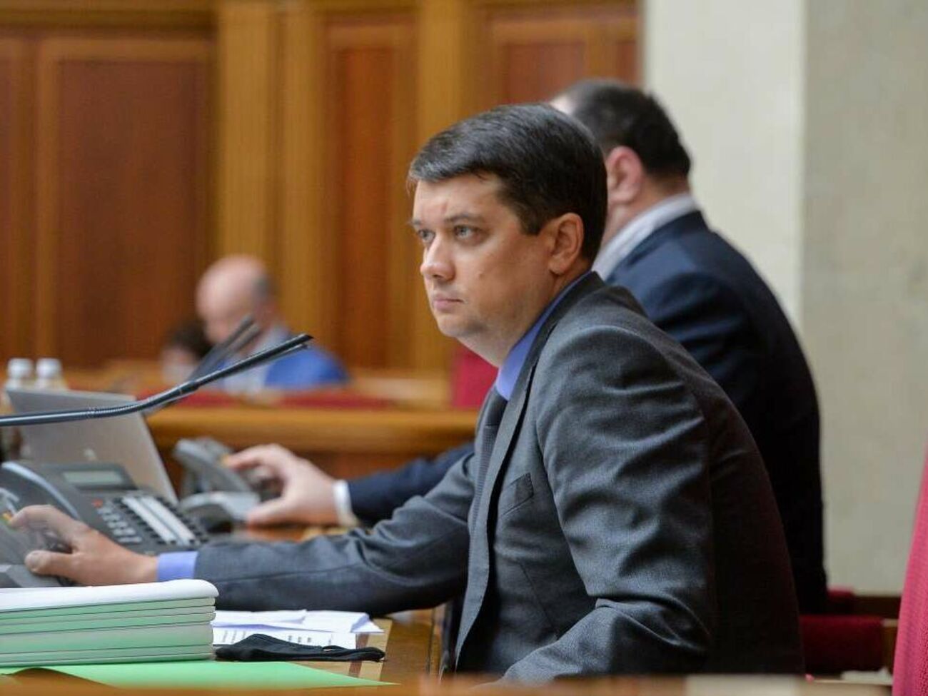 Разумков заявил, что за место спикера парламента "не держится"