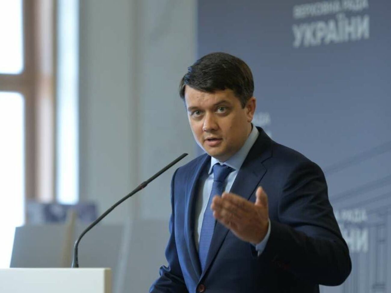 Разумков отметил, что у него есть сводная таблица того, что происходило в зале парламента во время принятия закона об олигархах
