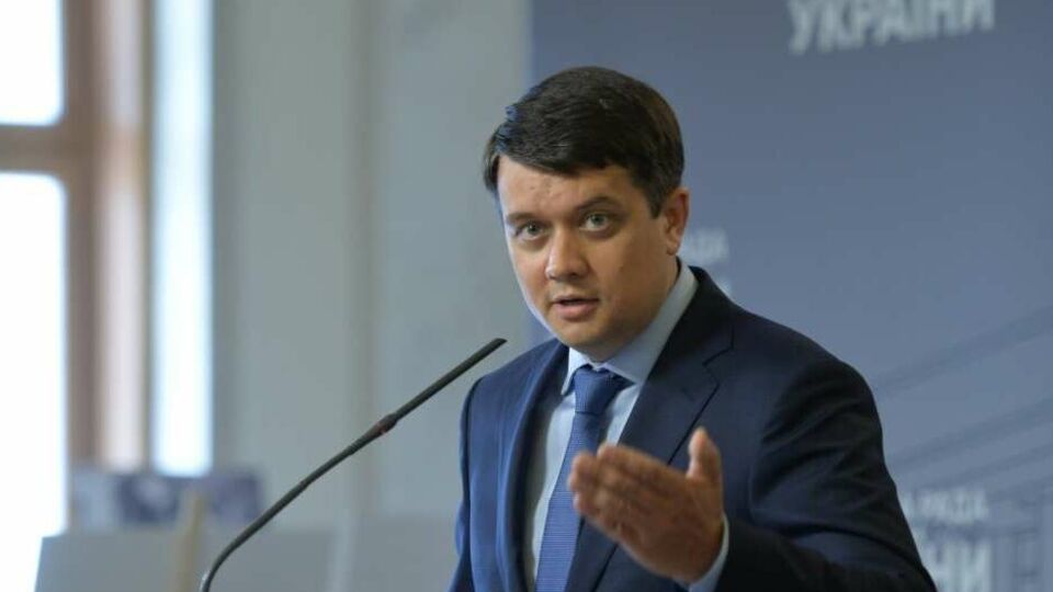 Разумков отметил, что у него есть сводная таблица того, что происходило в зале парламента во время принятия закона об олигархах