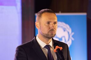 Шкарлет отметил, что вопрос выплаты зарплат учителям нормирован в Кодексе законов о труде