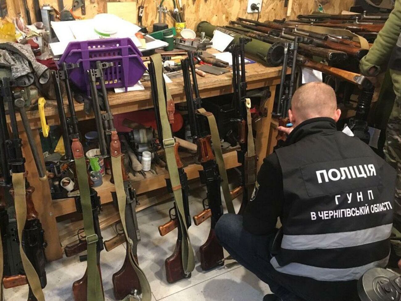 У двох гаражних приміщеннях поліцейські виявили 40 об'єктів, зовні схожих на вогнепальну зброю та вибухонебезпечні боєприпаси