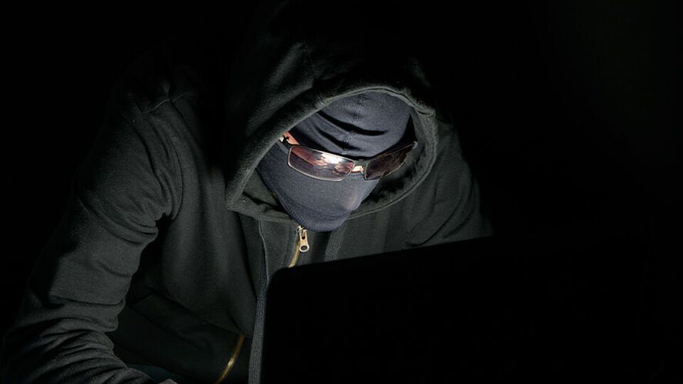 Хакеры вместо трансляции форума включили российский гимн