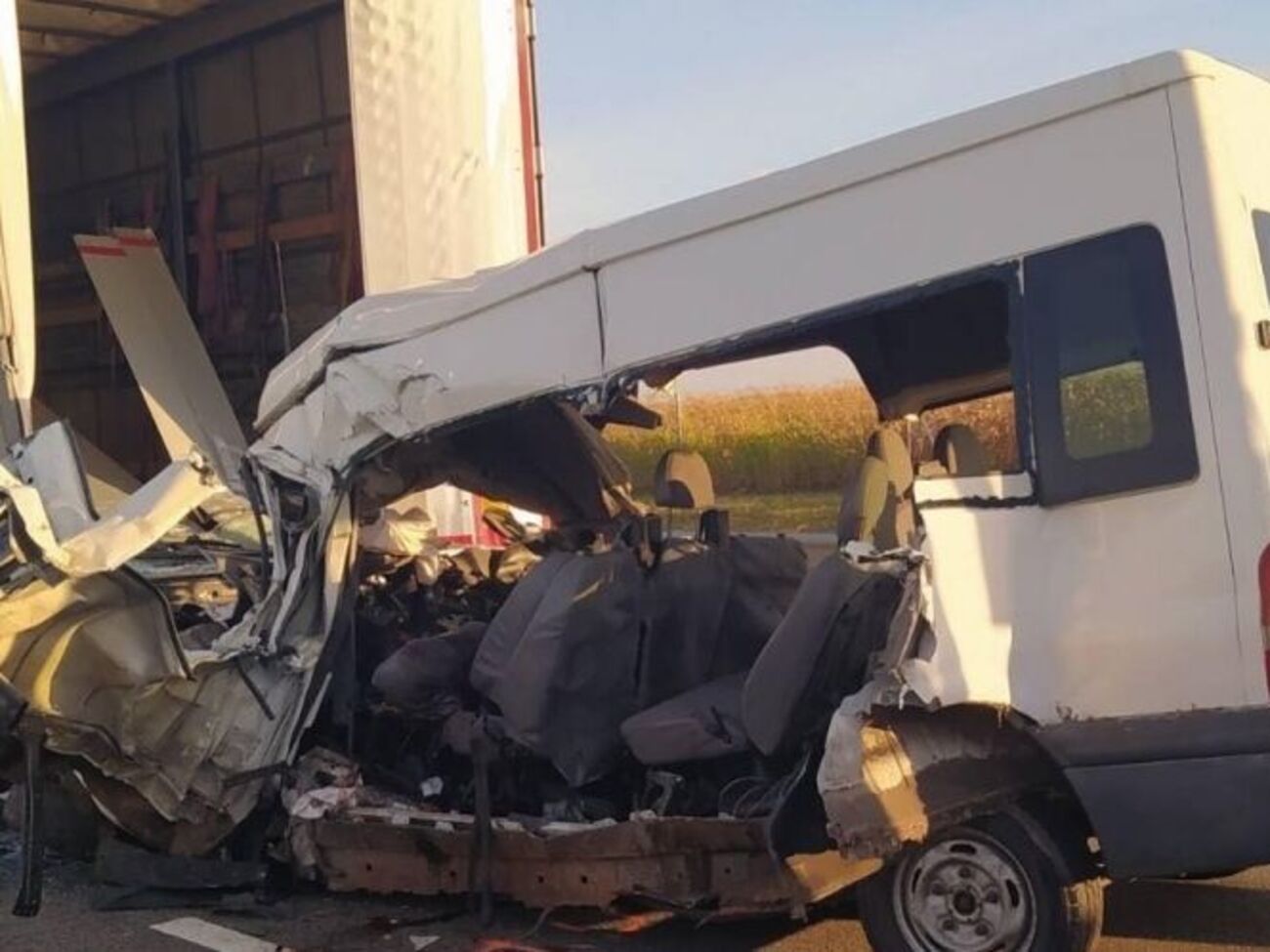 Водій мікроавтобуса їхав зі швидкістю приблизно 100 км/год