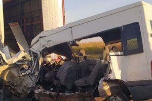Водій мікроавтобуса їхав зі швидкістю приблизно 100 км/год