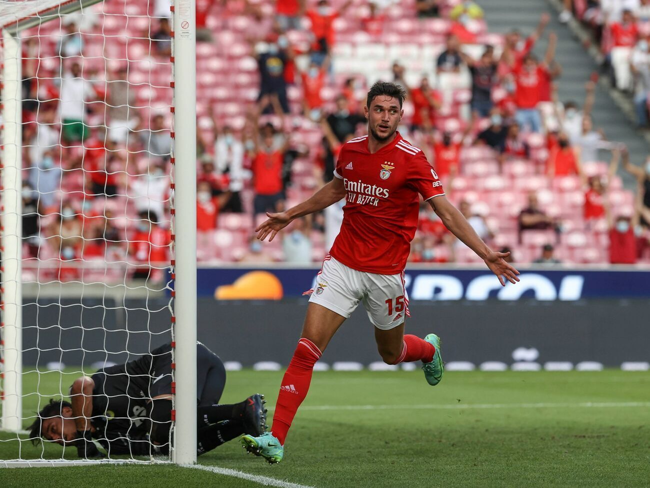 В "Бенфику" Яремчук перешел в июле