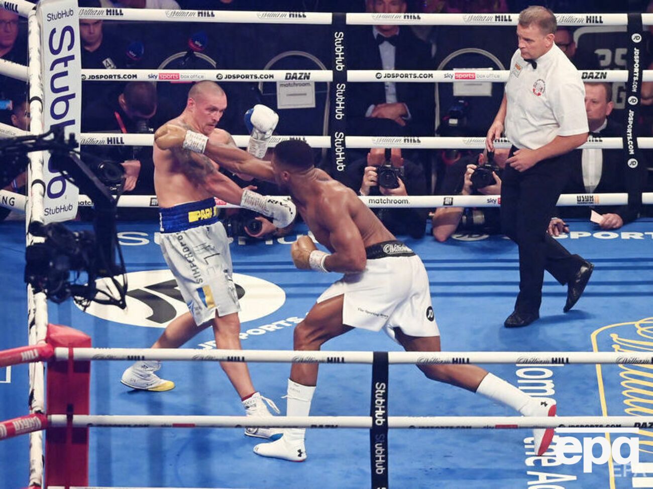 Бой проходит в Лондоне