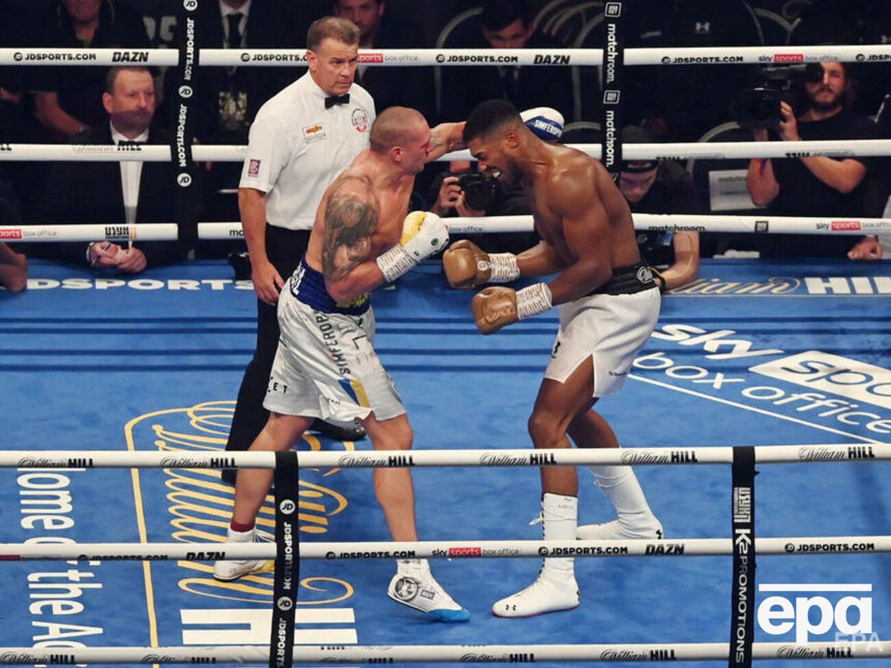 В ночь на 26 сентября на стадионе в Лондоне Усик (слева) победил Джошуа (справа) по очкам