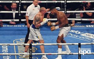 В ночь на 26 сентября на стадионе в Лондоне Усик (слева) победил Джошуа (справа) по очкам