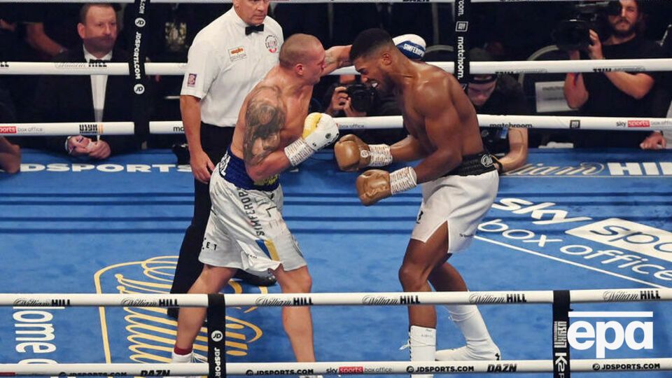 В ночь на 26 сентября на стадионе в Лондоне Усик (слева) победил Джошуа (справа) по очкам