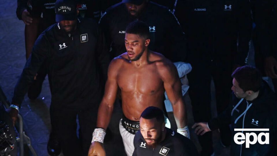 Джошуа програв бій за звання об'єднаного чемпіона світу