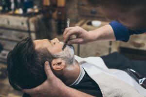 Під час першого перебування при владі таліби заборонили пишні зачіски й наполягали, щоб чоловіки відрощували бороди