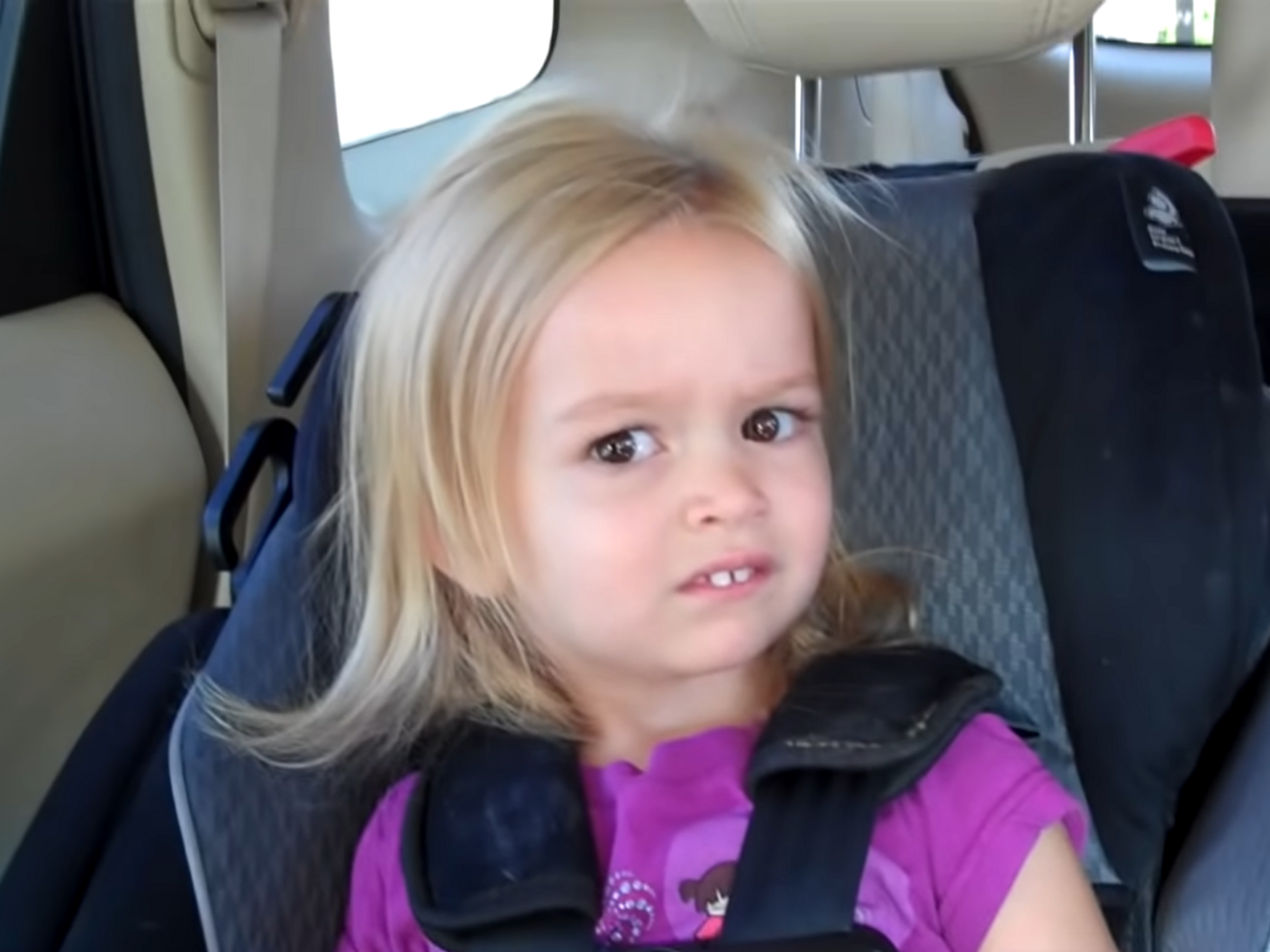 На меме изображена реакция Хлои на новость о поездке в Диснейленд