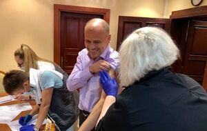 Вакцинация от гриппа не входит в календарь обязательных прививок, но она значительно дешевле, чем лечение болезни или ее осложнений