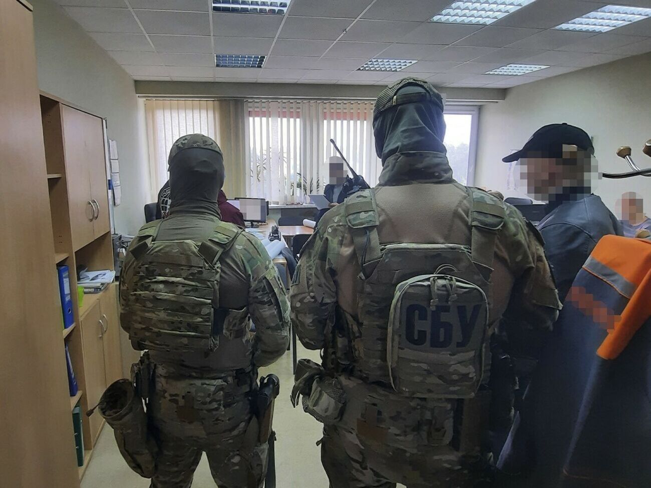 В офисном помещении и по адресам проживания подозреваемых провели обыски