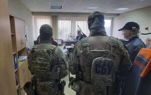В офисном помещении и по адресам проживания подозреваемых провели обыски