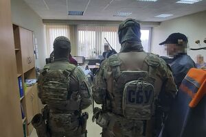 В офісному приміщенні й за адресами мешкання підозрюваних провели обшуки