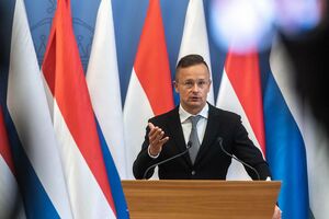 Сийярто не считает поставки российского газа политическим вопросом