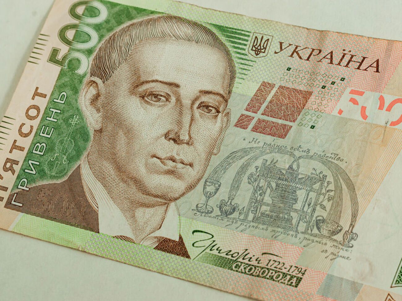 Гривня щодо долара подешевшала на дві копійки