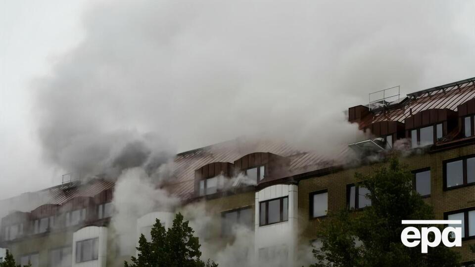 Після вибуху в будинку почалася пожежа, задимлено кілька сходових кліток