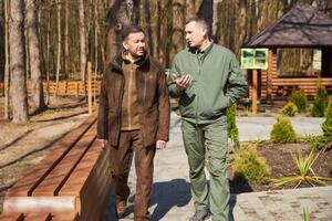 Олег Бондаренко (слева): Глава агентства – это лидер отрасли. Он должен иметь авторитет и восприниматься коллективом