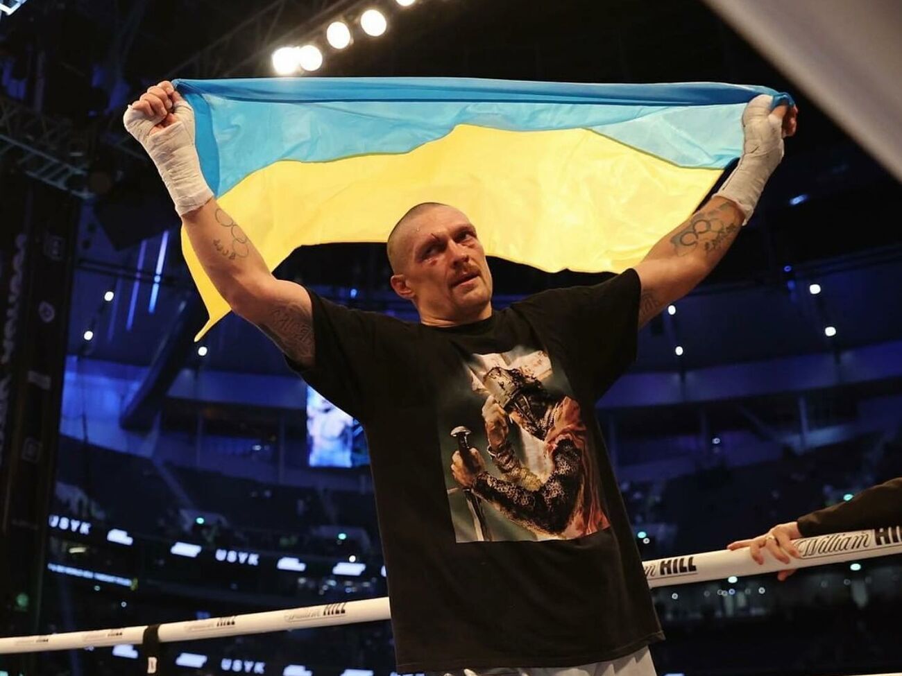 Усик (на фото) выиграл у Джошуа по очкам в бою&nbsp;на стадионе в Лондоне