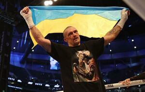 Усик (на фото) выиграл у Джошуа по очкам в бою на стадионе в Лондоне