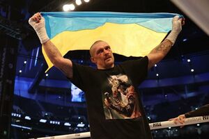 Усик (на фото) виграв у Джошуа за очками в бою на стадіоні в Лондоні