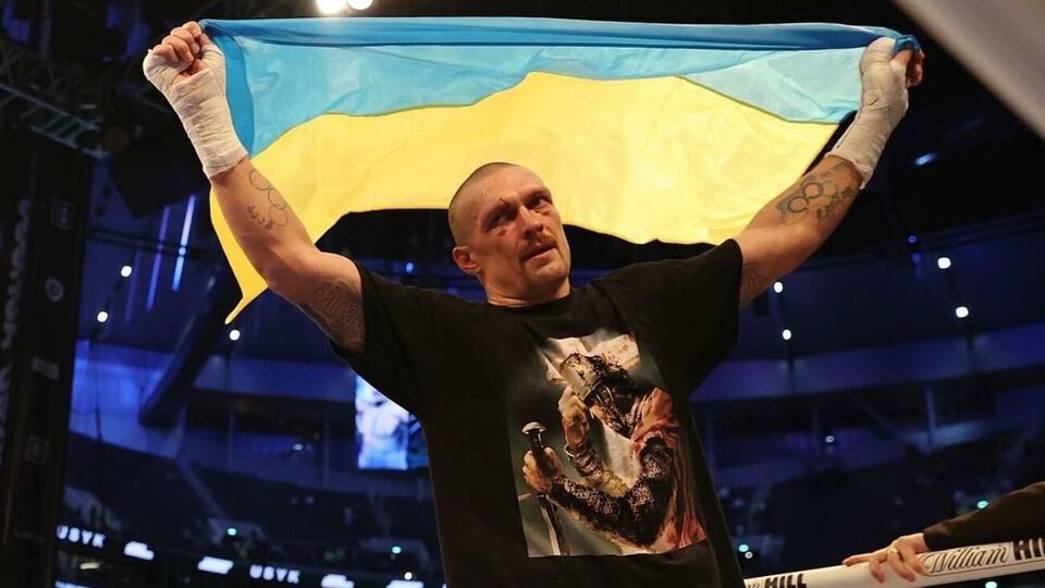 Усик (на фото) виграв у Джошуа за очками в бою на стадіоні в Лондоні