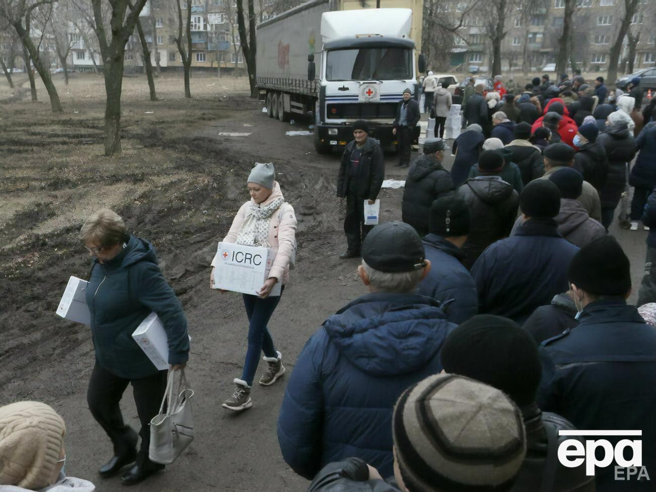 За даними ООН, понад 3 млн жителів Донбасу потребують гуманітарної допомоги (на фото &ndash; березень 2021 року, волонтери Червоного Хреста видають допомогу жителям Донецька)