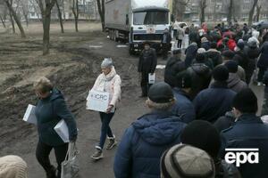 За даними ООН, понад 3 млн жителів Донбасу потребують гуманітарної допомоги (на фото – березень 2021 року, волонтери Червоного Хреста видають допомогу жителям Донецька)