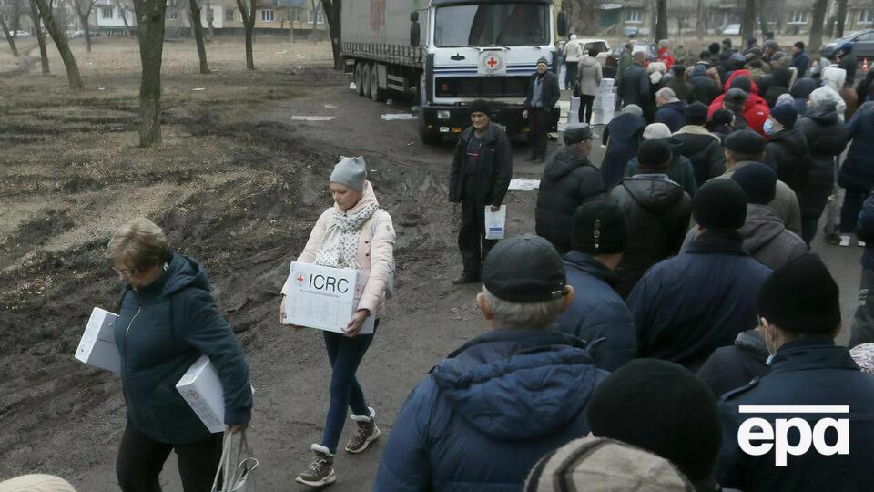 За даними ООН, понад 3 млн жителів Донбасу потребують гуманітарної допомоги (на фото – березень 2021 року, волонтери Червоного Хреста видають допомогу жителям Донецька)