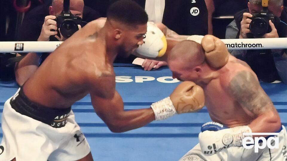 Усик (справа) о силе ударов Джошуа (слева): Можно посмотреть на мой фейс