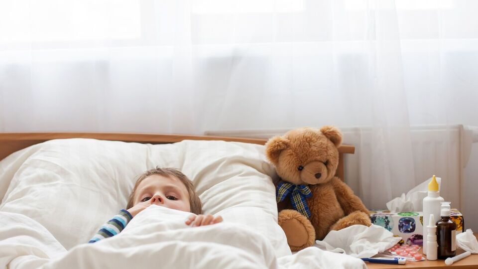 Детей с положительным результатом теста изолировали в больнице, но симптомы есть только у двоих заболевших