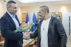 Кличко подарував Усику перший пояс WBC із великим українським прапором, котрий було виготовлено до Конгресу WBC, який проводили в Києві 2018 року