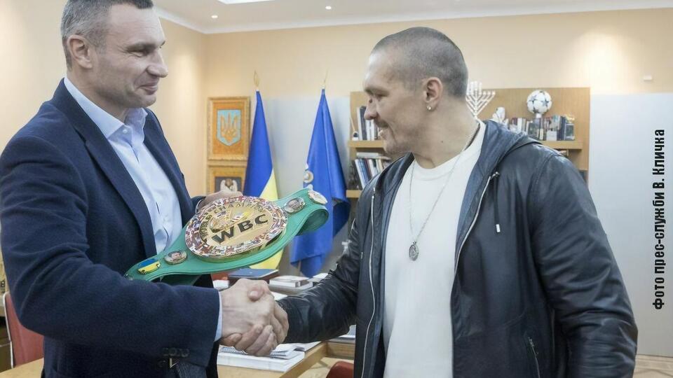Кличко подарил Усику первый пояс WBC с большим украинским флагом, который был изготовлен к Конгрессу WBC, проходившему в Киеве в 2018 году