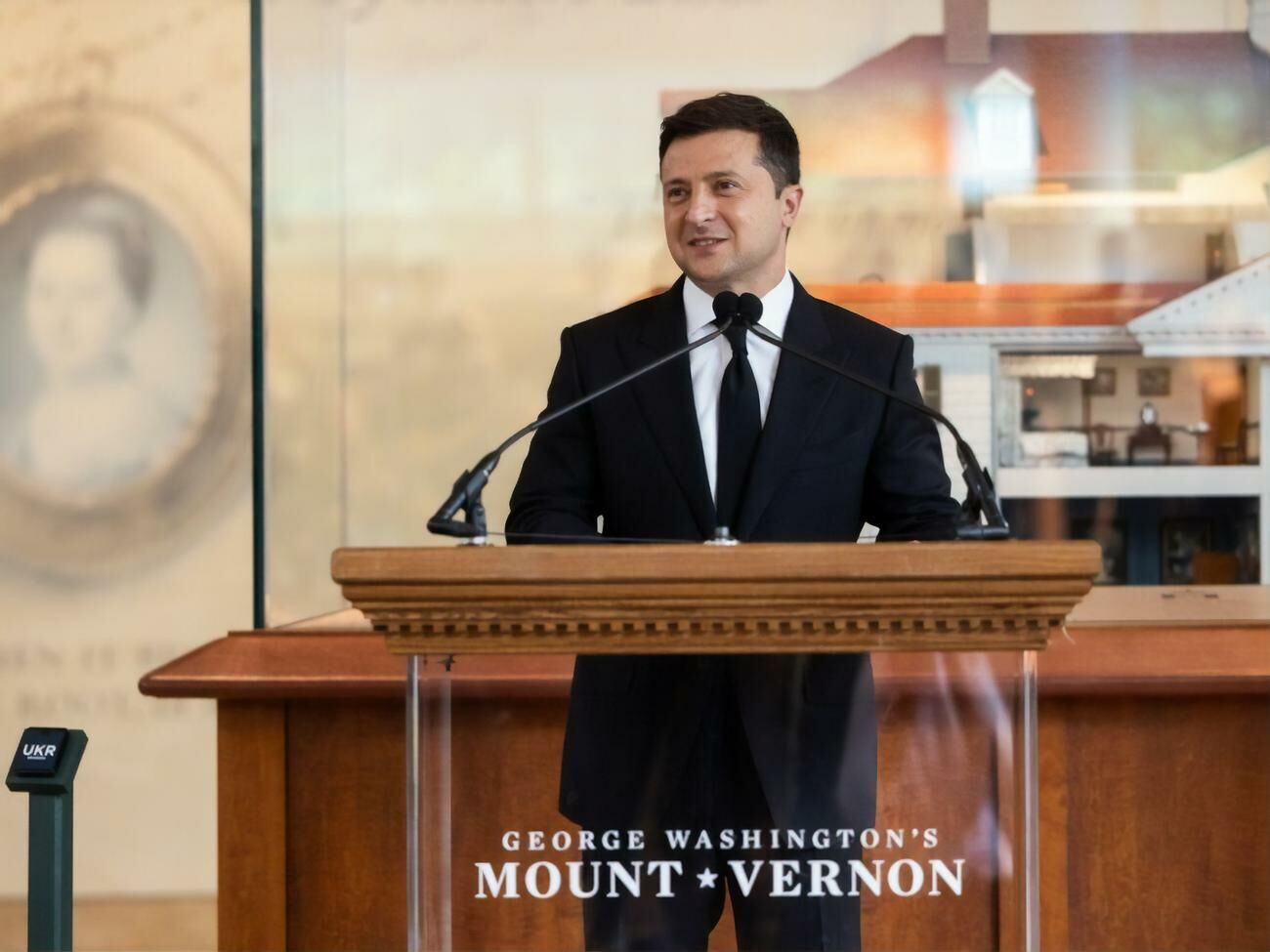 53,5% украинцев считают, что после избрания Зеленского президентом отношения Украины и США не претерпели изменений