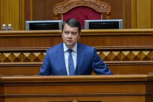 Разумков подчеркнул, что ездит на небронированном автомобиле