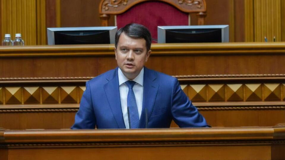 Разумков подчеркнул, что ездит на небронированном автомобиле