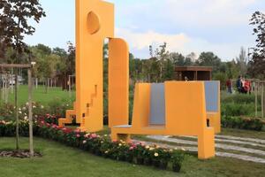 В Мариуполе Фонд открыл звуковую арт-инсталляцию, которая символизирует дорогу домой