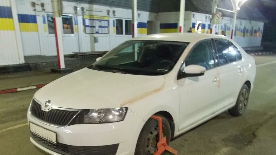 Пограничники передали изъятую машину сотрудникам Национальной полиции