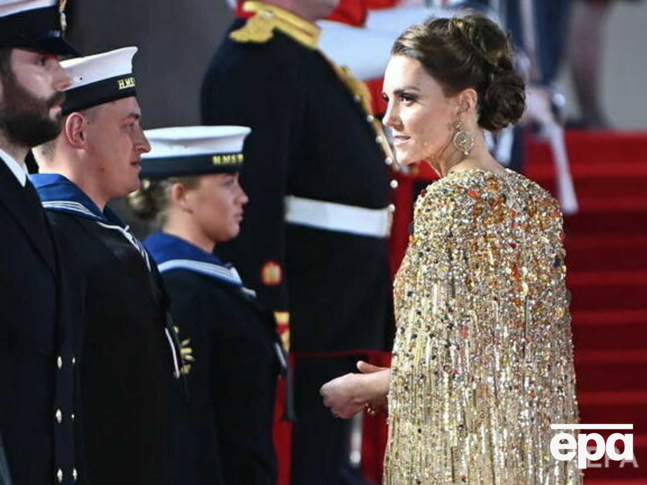 Жена принца Уильяма Кэтрин выбрала для мероприятия расшитое блестками золотое платье