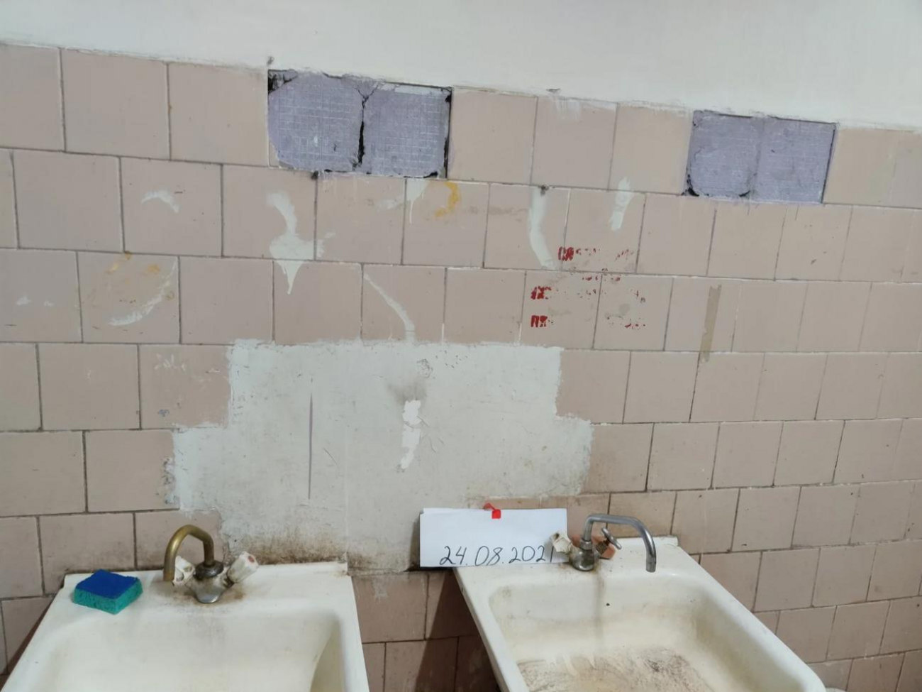 На снимках студенты размещали табличку с датой фото