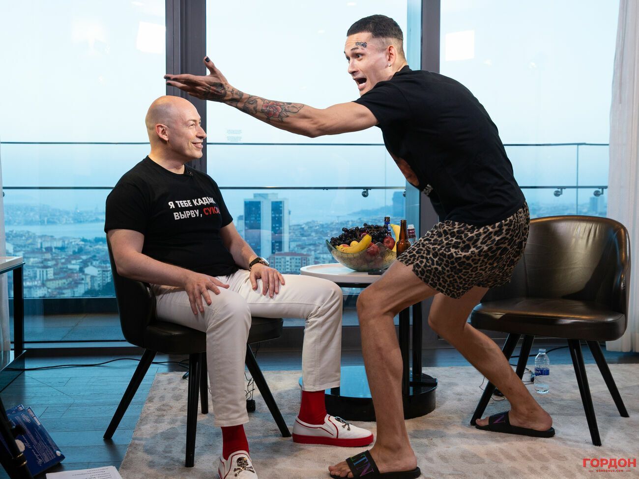 Morgenshtern: Вот сейчас начну, поймаю ноты, извините, фанеры нет, но есть банкноты